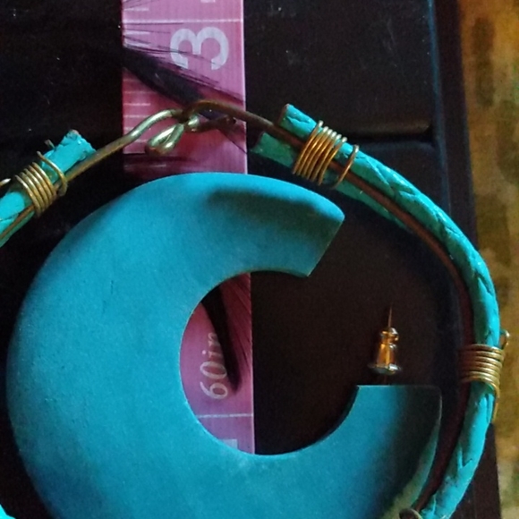 Boutique earrings & bracelet - Picture 2 of 6